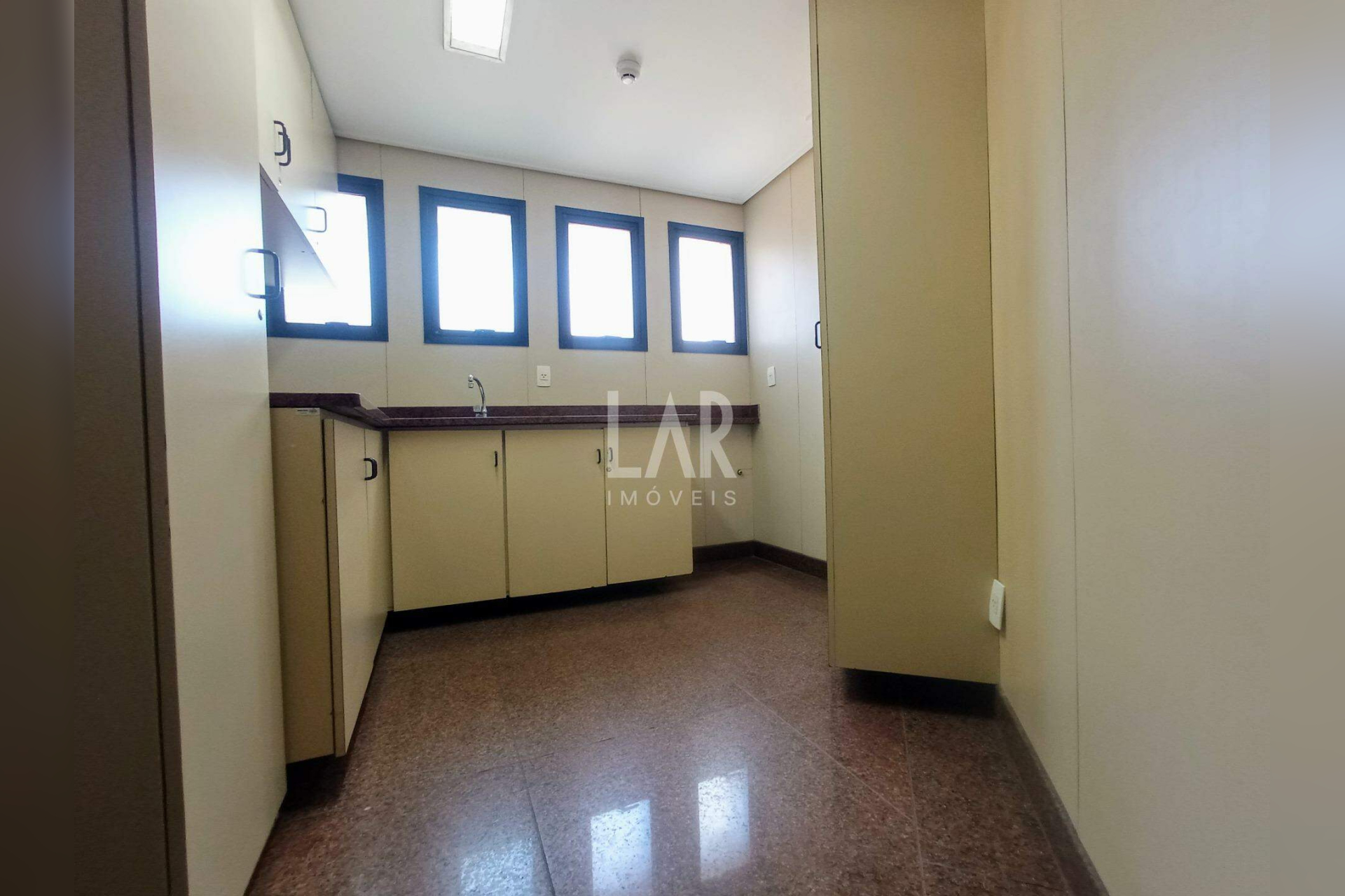 Prédio para alugar, Santa Efigênia, Belo Horizonte - MG